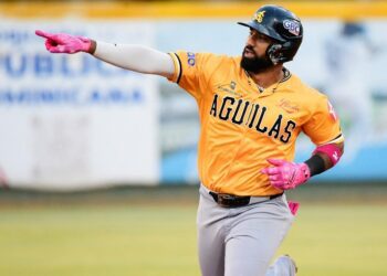 Águilas conectan 14 hits y suman su primera victoria de la semifinal