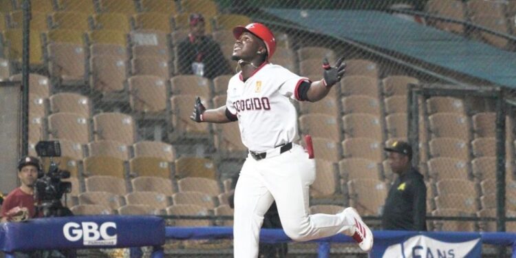 Leones superan 7-3 a Águilas en el Quisqueya