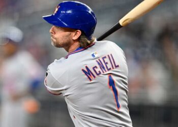 Excampeón de bateo McNeil pasa a Atléticos en cambio con Mets