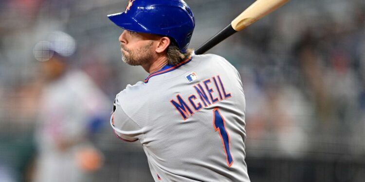 Excampeón de bateo McNeil pasa a Atléticos en cambio con Mets