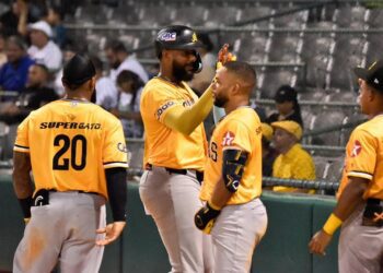 Con 11 hits y relevo de seis ceros, Águilas triunfan 8-2 sobre Estrellas