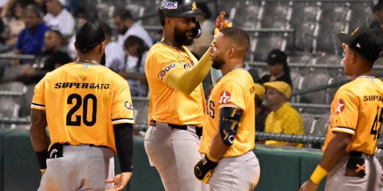 Con 11 hits y relevo de seis ceros, Águilas triunfan 8-2 sobre Estrellas