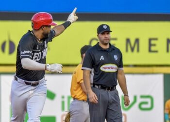 Guzmán conecta HR en revés de Leones ante Águilas