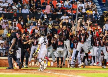 Toros ganan reñido partido ante Águilas en Santiago