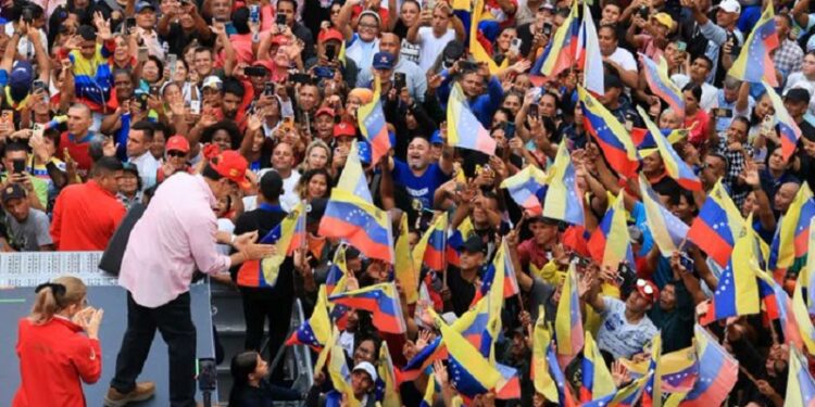 Presidente Maduro juramenta miles de comandos bolivarianos para profundizar Revolución a todos los niveles