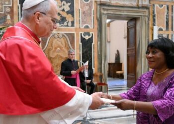 El Papa pide una «paz desarmada y desarmante» en la diplomacia mundial