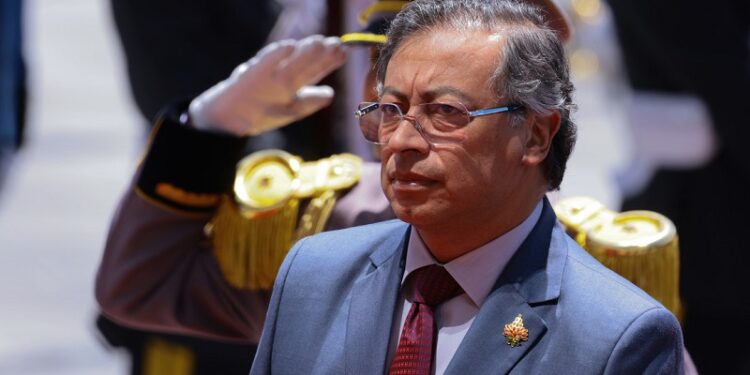 Petro pide a militares colombianos defender la «soberanía con la vida» ante amenazas de EE.UU.