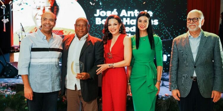 Refidomsa reconoce a 51 colaboradores que han construido su historia con décadas de servicio