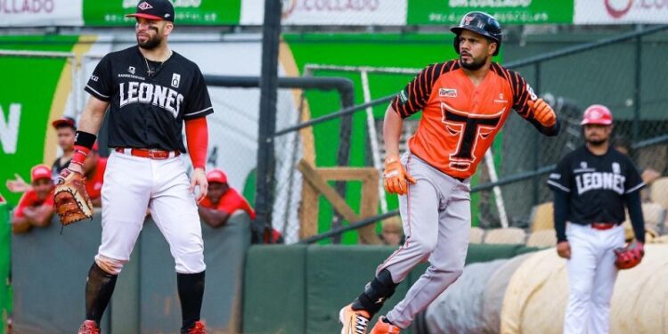 Toros caen en apretado partido de extra innings ante Leones
