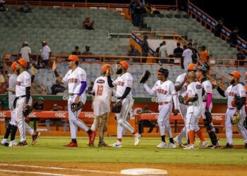 Toros vuelven a dar paliza a Estrellas y dominan Serie de la Caña