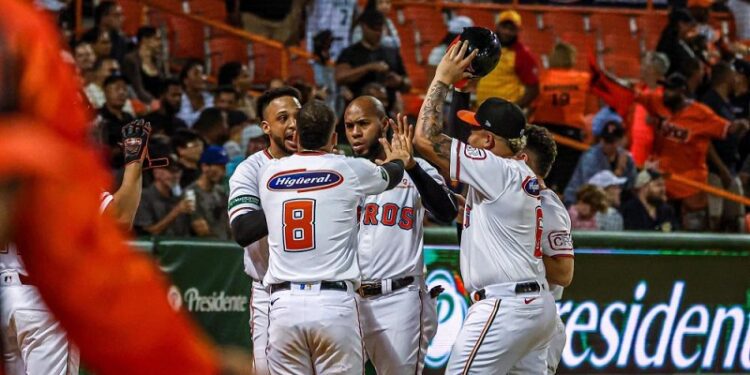 De la Cruz y los Toros arrancan Round Robin azotando a los Gigantes
