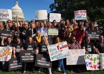 «¿Qué están protegiendo?»: Víctimas de Epstein reaccionan a publicación de nuevos archivos