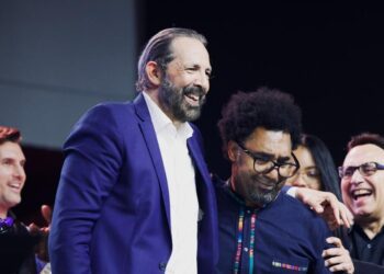 Juan Luis Guerra y Michel Camilo entregan premio de Berklee College of Music al maestro Javier Vargas