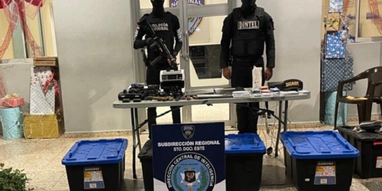 Ocupan 105 paquetes de presunta cocaína, armas y municiones en SDE