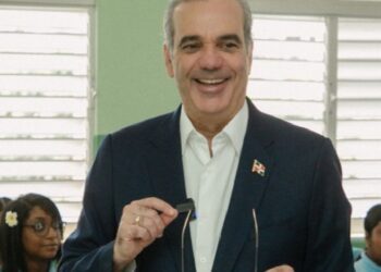 Abinader imparte docencia de Educación Moral, Cívica y Ética Ciudadana en el Liceo Germán Martínez 