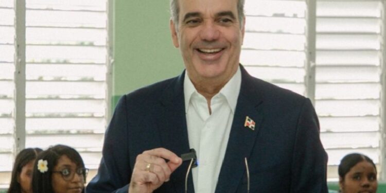 Abinader imparte docencia de Educación Moral, Cívica y Ética Ciudadana en el Liceo Germán Martínez 