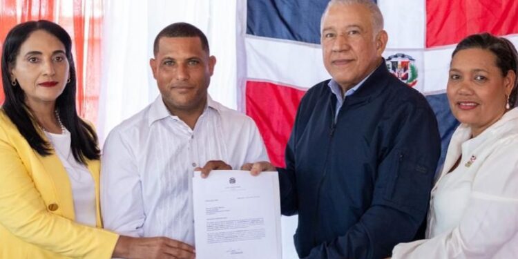 Gobierno entrega más de 85 millones para construcción de obras en Azua