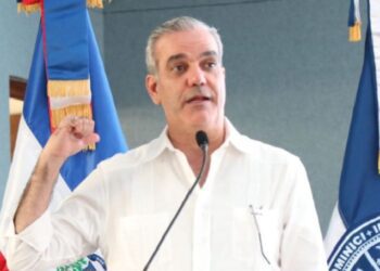 Presidente Abinader inaugura una plaza en El Seibo para impulsar el turismo y la cultura 