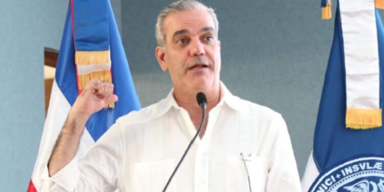 Presidente Abinader inaugura una plaza en El Seibo para impulsar el turismo y la cultura 