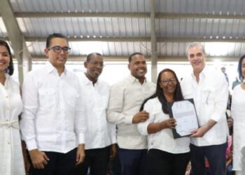 Presidente Abinader entrega certificados de títulos de propiedad a familias en Neiba