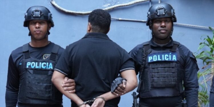 Policía Nacional ocupa 21 armas de fuego traumáticas y apresa a un hombre en el Distrito Nacional