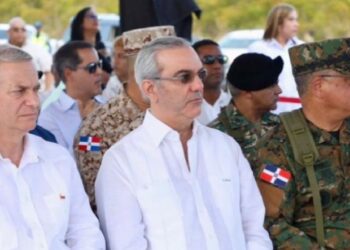 Ministro de Defensa presenta avances de la verja perimetral a Abinader y al presidente electo de Chile