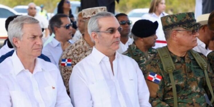 Ministro de Defensa presenta avances de la verja perimetral a Abinader y al presidente electo de Chile