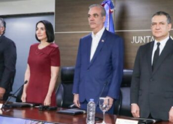 Presidente Abinader y primera dama reciben la nueva cédula de identidad y electoral 