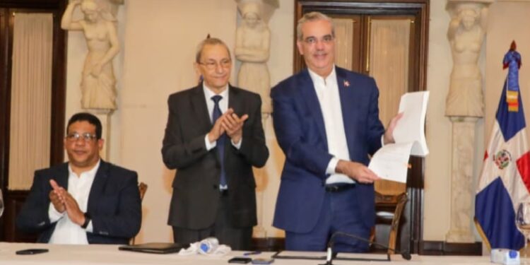 Presidente Abinader aprueba reglamento de aplicación de la Ley de Contrataciones Públicas