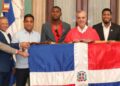 Presidente Abinader entrega la bandera dominicana a los Leones del Escogido para la Serie del Caribe 2026
