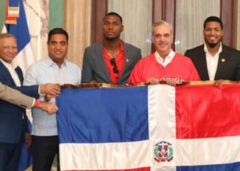 Presidente Abinader entrega la bandera dominicana a los Leones del Escogido para la Serie del Caribe 2026