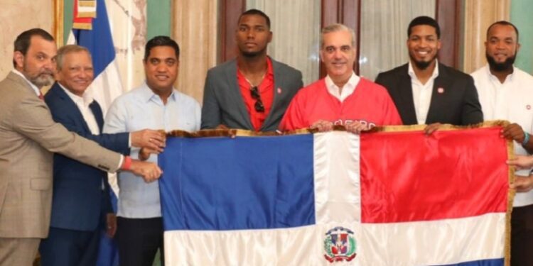 Presidente Abinader entrega la bandera dominicana a los Leones del Escogido para la Serie del Caribe 2026