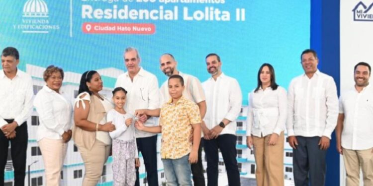 Presidente Abinader entrega 200 apartamentos en SDO financiados por Banreservas