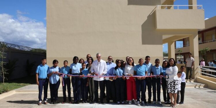 Presidente Abinader inaugura Centro Educativo León Romilio Rodríguez Venturas