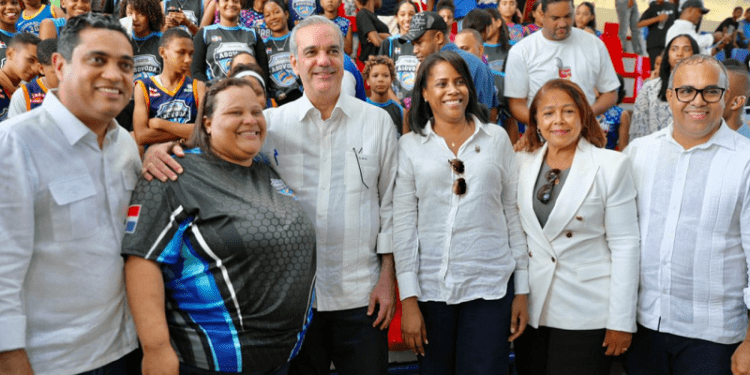 Presidente Abinader inaugura el polideportivo Dajabón, cancha de voleibol y casa club