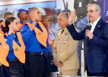 Presidente Abinader encabeza graduación y toma juramento a nuevos agentes del Cesac