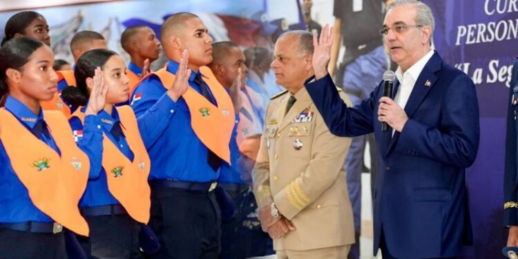 Presidente Abinader encabeza graduación y toma juramento a nuevos agentes del Cesac