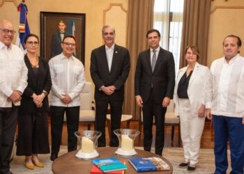 Presidente Abinader recibe al pianista Michel Camilo y autoridades del Berklee College of Music