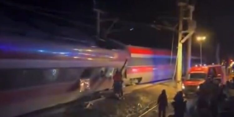 Más de 20 muertos y decenas de heridos tras descarrilar dos trenes de alta velocidad en España