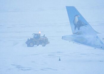 Más de 10.000 vuelos cancelados como consecuencia de la poderosa tormenta invernal que paraliza a EE.UU.