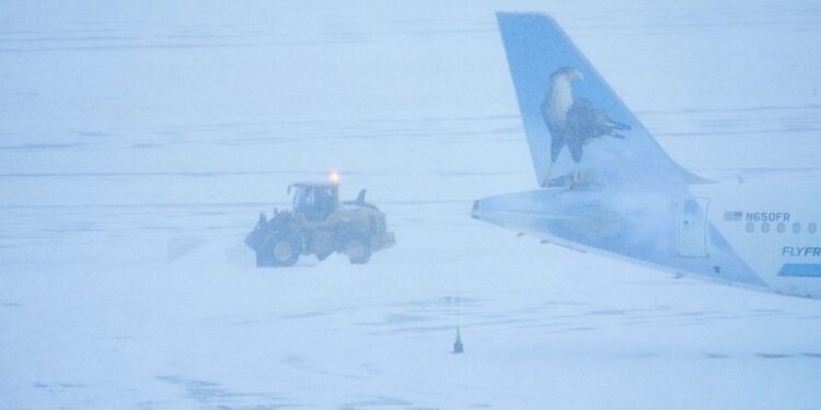 Más de 10.000 vuelos cancelados como consecuencia de la poderosa tormenta invernal que paraliza a EE.UU.