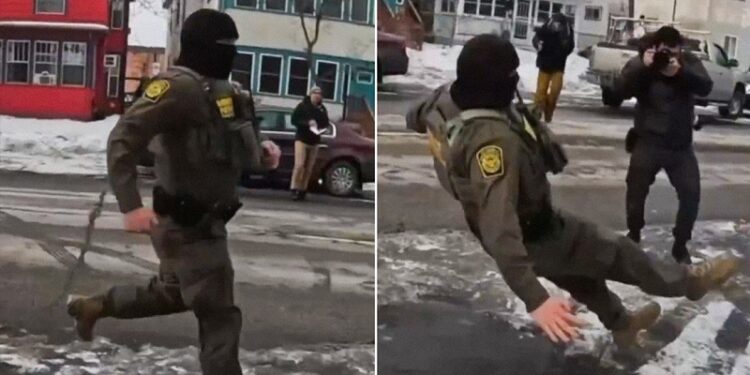 VIDEOS: Agente del ICE protagoniza aparatosa caída en medio de una redada