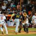 Águilas se imponen en apretado partido a los Toros en el Corral