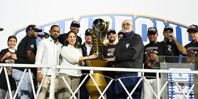 Banreservas entrega copa a los Leones del Escogido, campeones de la Serie Final de LIDOM 25-26
