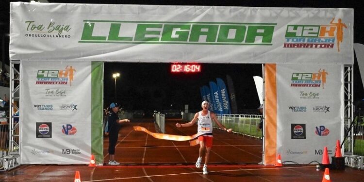 Dominicano Álvaro Abreu revalida título del Toa Baja Maratón 2026