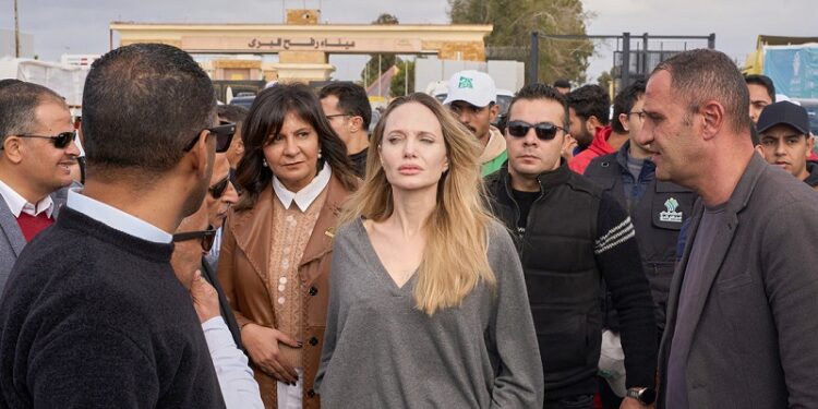 Angelina Jolie visita un paso fronterizo entre Egipto y la Franja de Gaza (FOTOS, VIDEO)