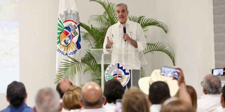 Abinader anuncia 400 becas para estudiantes de la Extensión Dajabón del ITESIL