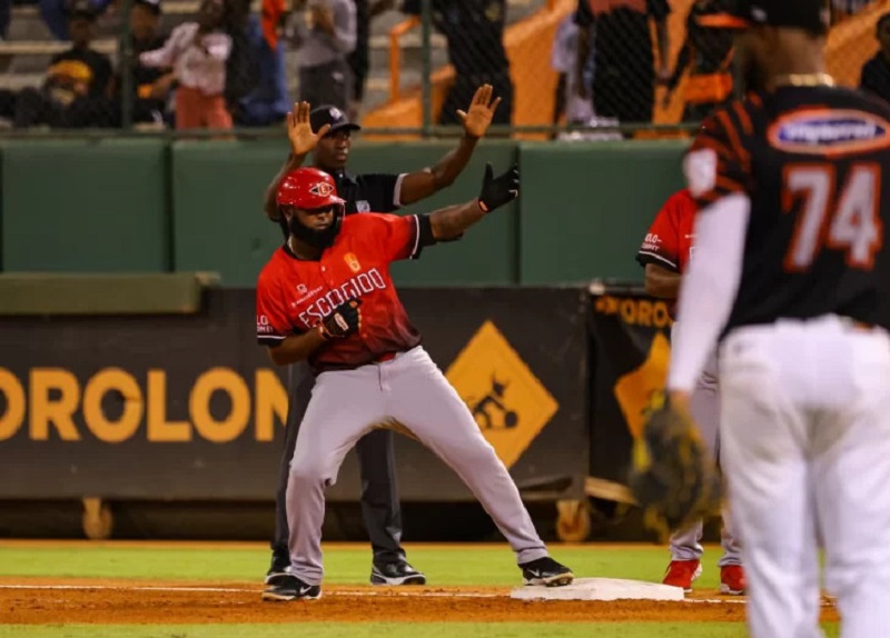 Leones se ponen 2-0 en la final ante Toros impulsados por Yamaico Navarro y Junior Lake