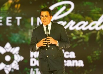 Ministro Collado promueve RD ante 700 turoperadores y agentes europeos en España