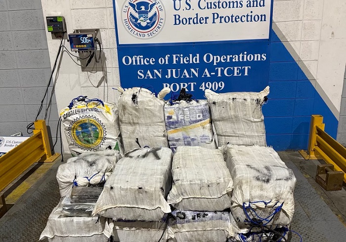Guardia Costera y CBP interceptan embarcación y ocupan 16 fardos de cocaína